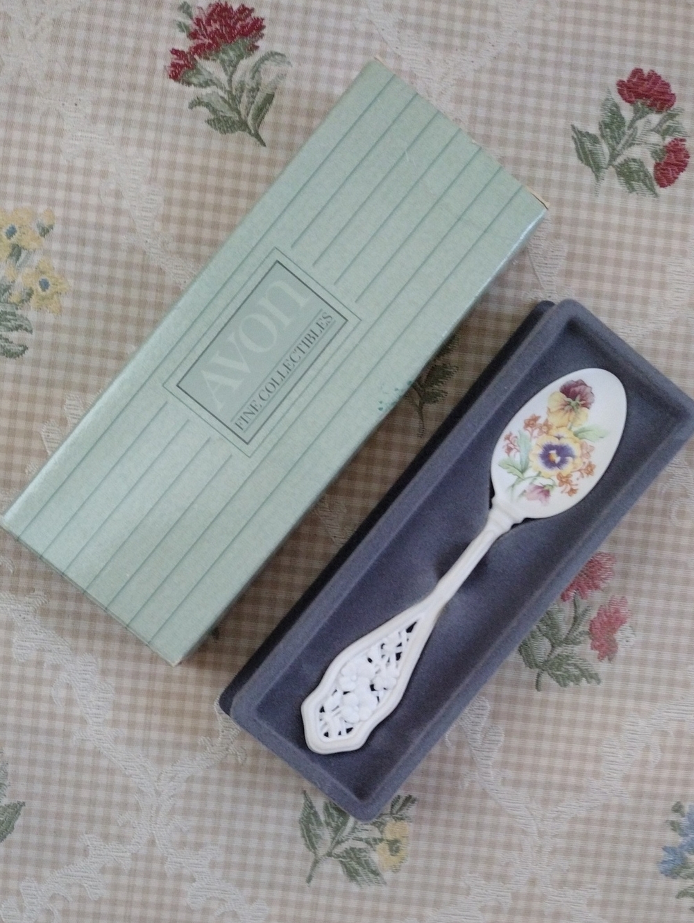 1989 White Porcelain Floral Spoon - Picture 3 of 3